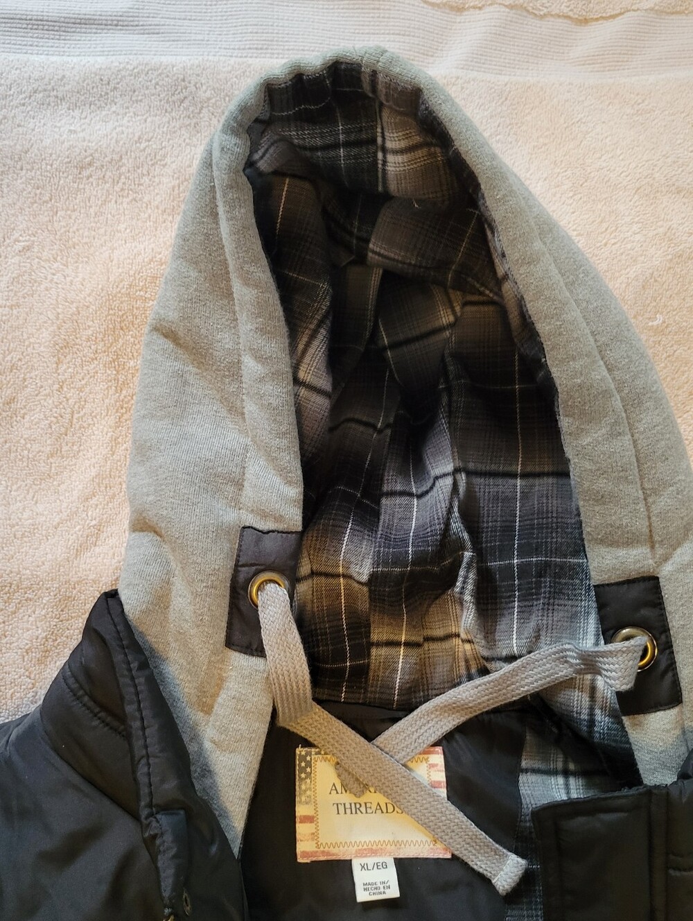 American Threads Men's Black Hooded Puffer Coat with Gray Hood, Never Worn.
